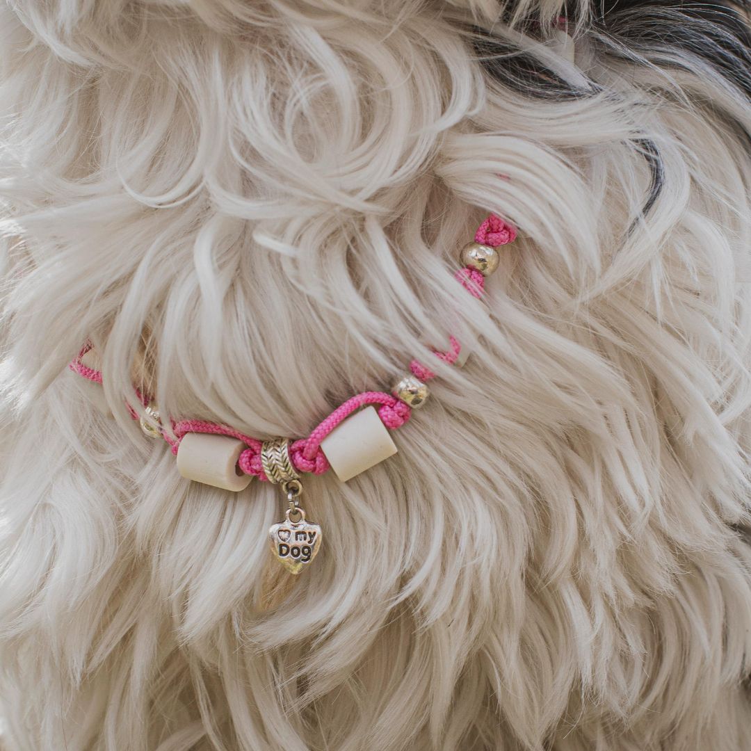 EM-Zeckenhalsband pinker Paracord mit weissen EM Perlen und silbernem Herz Anhänger mit Afuschrift: Herz Symbol my Dog