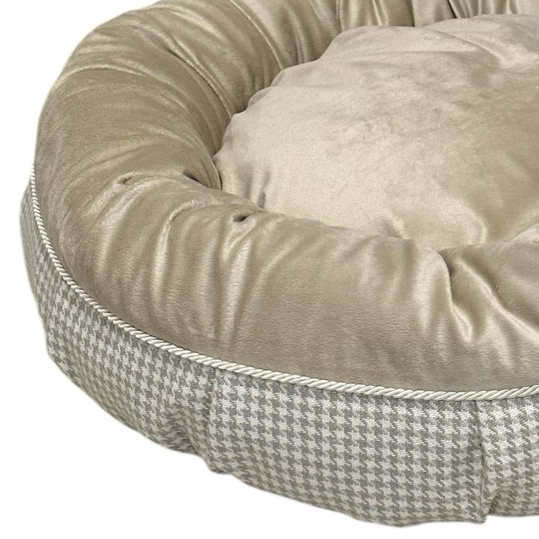 Nahaufnahme vom beigen Plüsch und karierten Muster