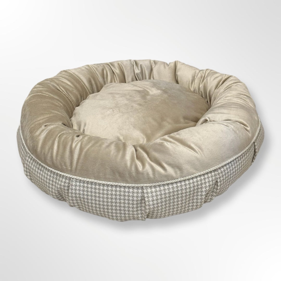 Rundes, beiges Hundebett