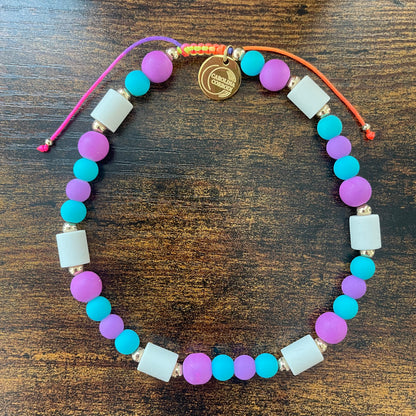 EM-Zeckenhalsband violetten- &amp; türkisfarbene Perlen