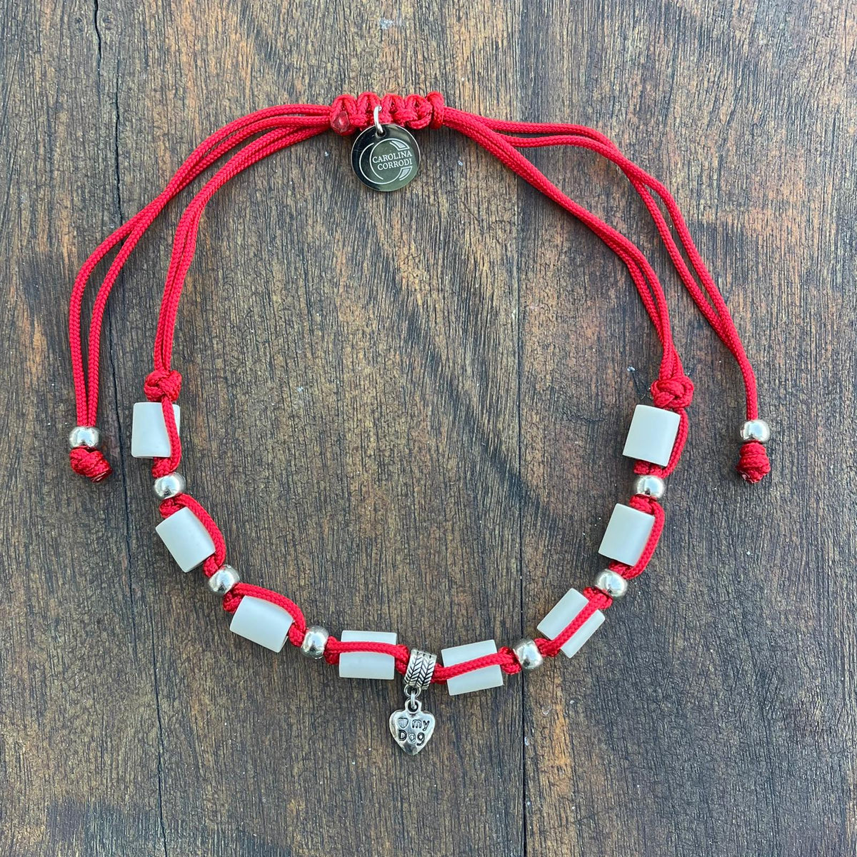 Rotes Paracordband mit weissen EM-Perlen und silbernen Kunstperlen und Logo&Anhänger
