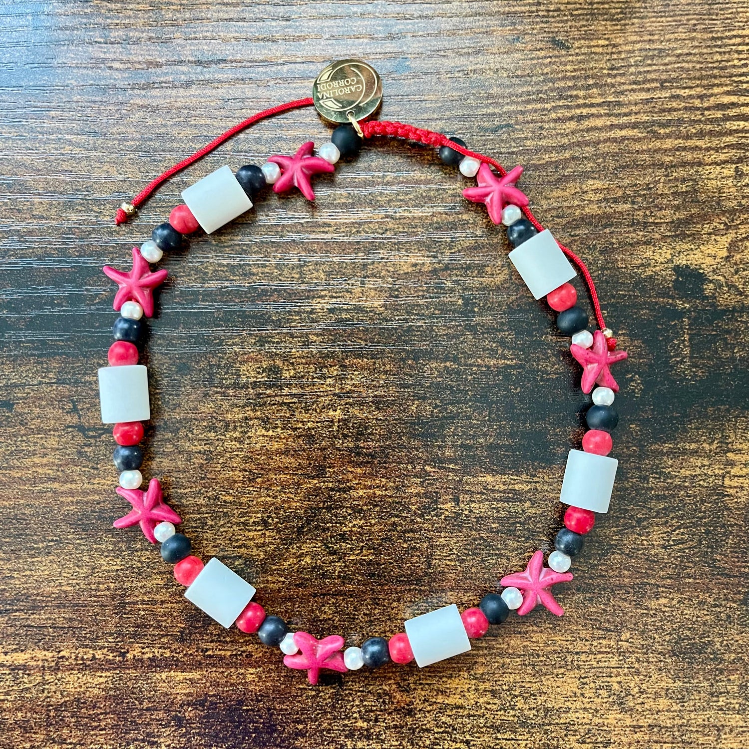 EM-Zeckenhalsband mir rot &amp; schwarzen Perlen und roten Seesternen