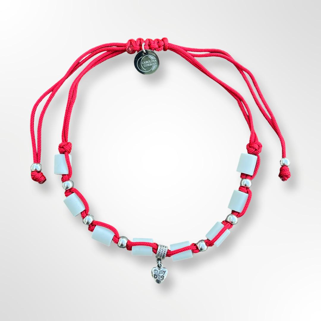 Rotes Paracordband mit weissen EM-Perlen und silbernen Accessoires
