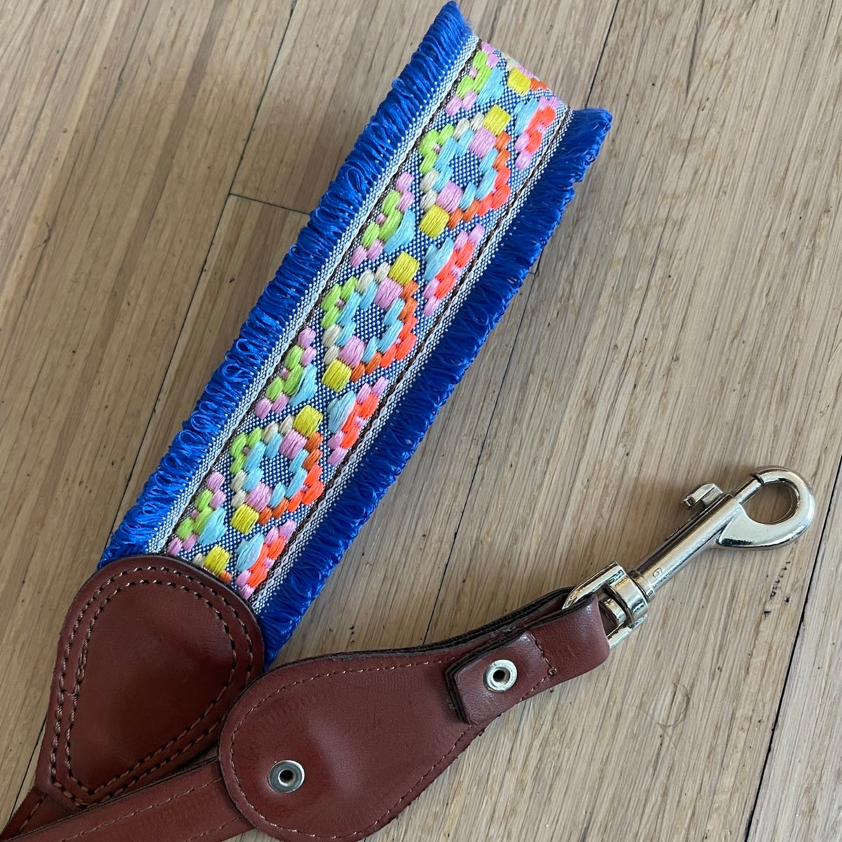 Hundeleine aus Kunstleder mit gehäckelter Handschlaufe blau-orange-babyfarben
