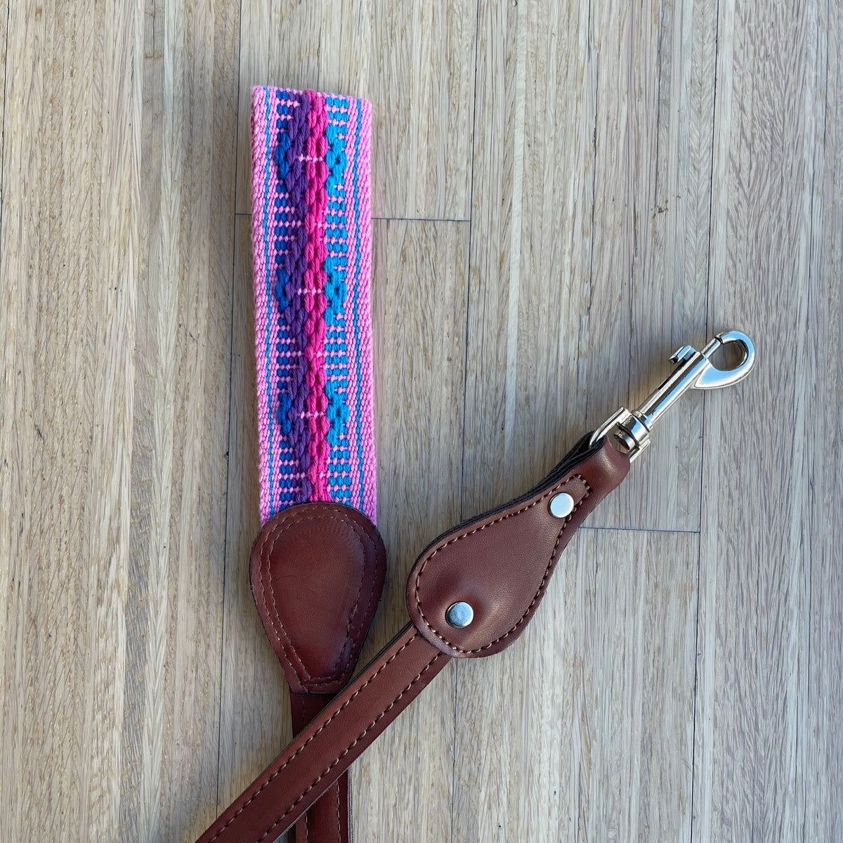 Hundeleine aus Kunstleder mit geknüpfter Handschlaufe rosa-Lila-Türkis