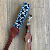 Hundeleine aus Kunstleder mit geknüpftem Handschlaufe hellblau-weiss-dunkelblau