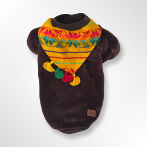 Hundepullover in braun, mit gelben Details mit rot und grün - Rückenansicht
