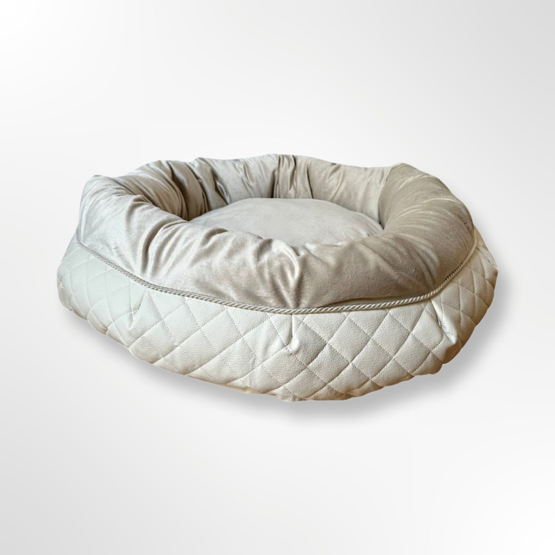hundebett in donutform aus beigen kunstleder und plüsch