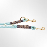 hundeleine in tuerkis mit goldenen accessoires