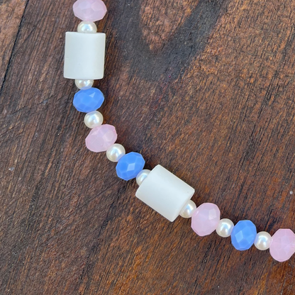 Collier anti-tiques EM avec perles artificielles pastel